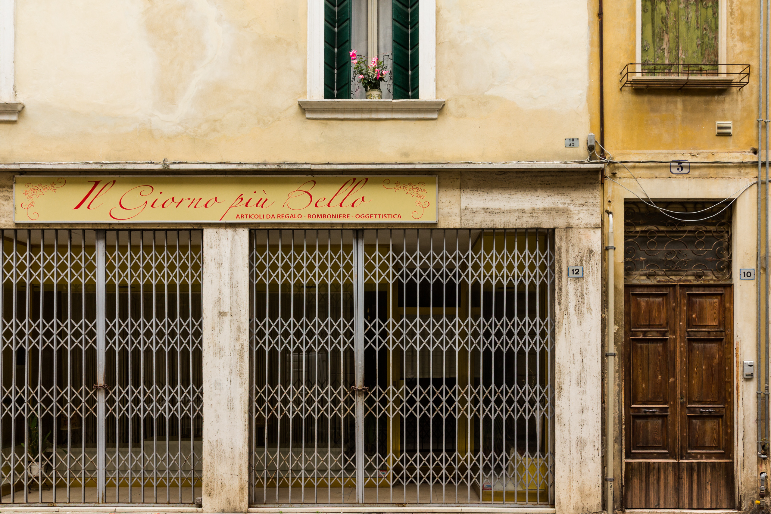 Geschlossenes Geschäft „Il Giorno più Bello“ in der Poebene